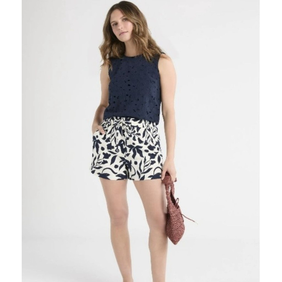 Women's Time and Tru L Cream Navy Floral Linen Blend Pull-On Shorts - Picture 2 of 7